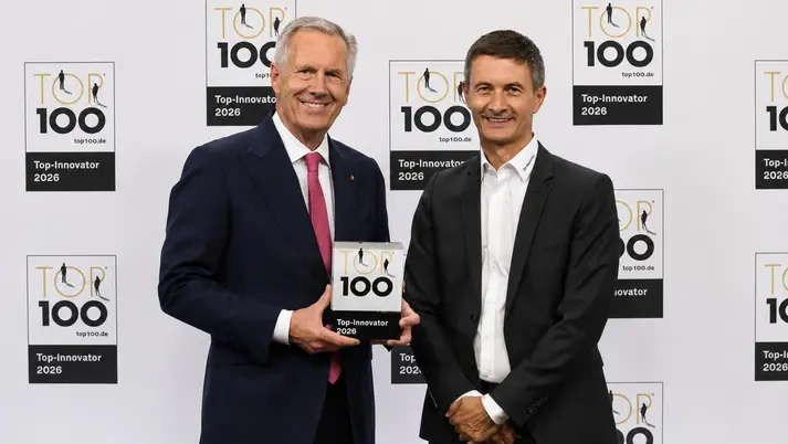 Christian Wulff congratulates Managing Director Dr. Christian Hainzlmaier of Nanotec on receiving the TOP 100 award