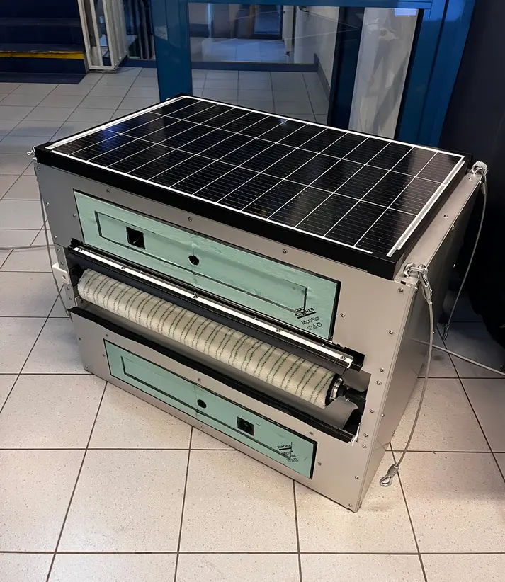 SkyScrubber vacuum module with dual suction chambers, featuring Nanotec stepper motors for precise window adhesion during automated cleaning.