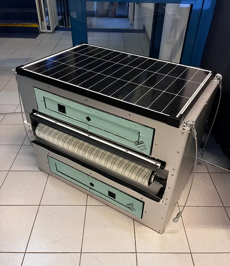SkyScrubber vacuum module with dual suction chambers, featuring Nanotec stepper motors for precise window adhesion during automated cleaning.